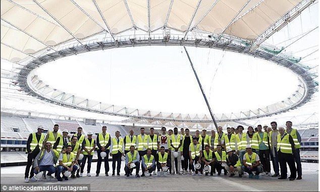 Jugadores del Atlético de Madrid visitan su nuevo estadio - atletico-de-madrid-5