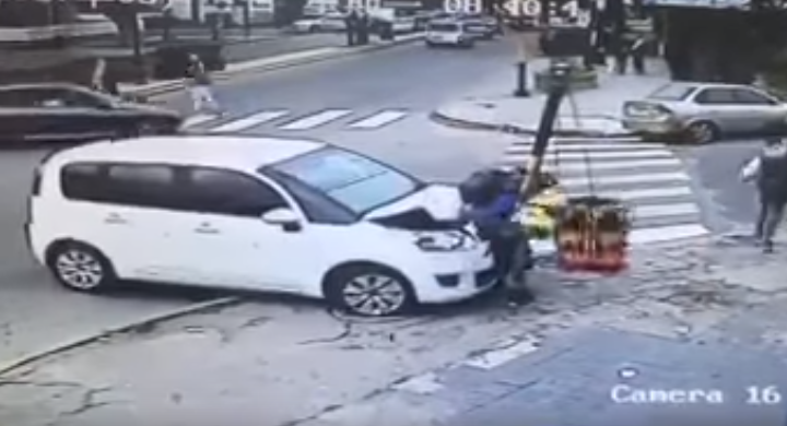 #Video Automóvil aplasta a joven contra semáforo #Video Automóvil aplasta a joven contra semáforo