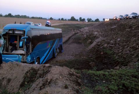 Autobús se impacta contra muro en Durango