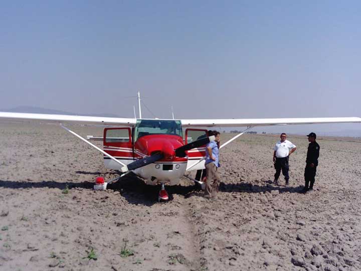 Avión pequeño aterriza de emergencia en Hidalgo