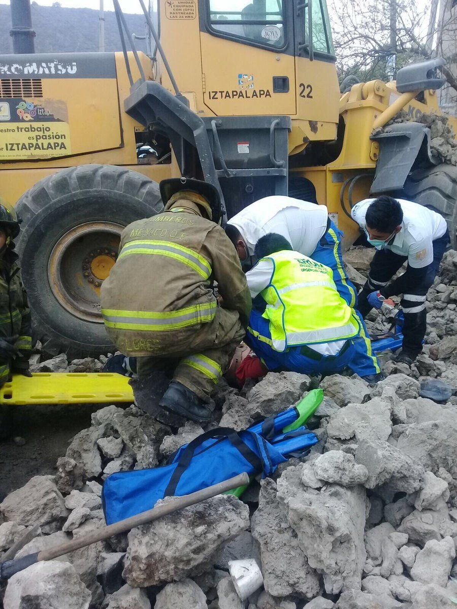 Desplome de barda deja un muerto en Iztapalapa - barda-iz