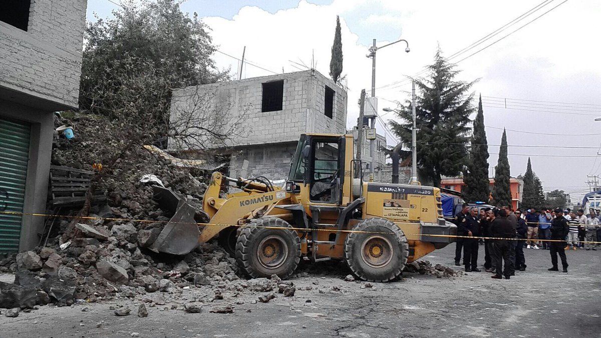 Desplome de barda deja un muerto en Iztapalapa - barda-izgafa