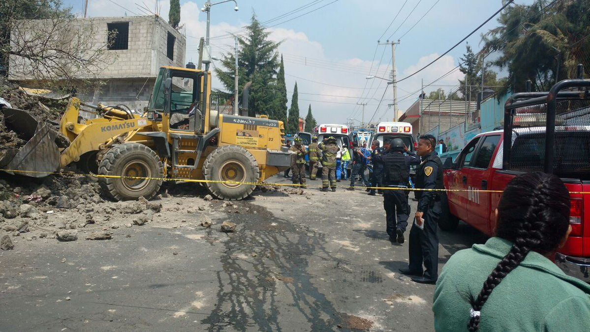 Desplome de barda deja un muerto en Iztapalapa