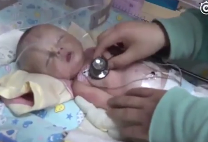 Perro salva a bebé enterrado vivo en China - bebé