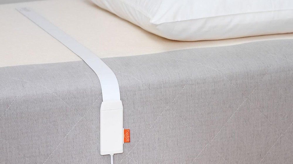 Apple compra Beddit - beddit-white-sensor-on-bed-1413901539-RhrB-full-width-inline