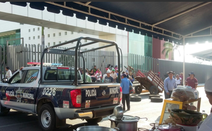 Bloquean y queman llantas frente al Congreso de Oaxaca - bloqueo-congreso-oaxaca