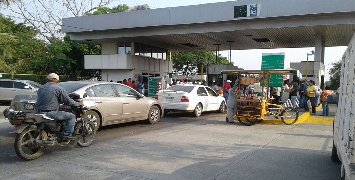 Maestros de la CNTE paralizan Oaxaca - bloqueo1