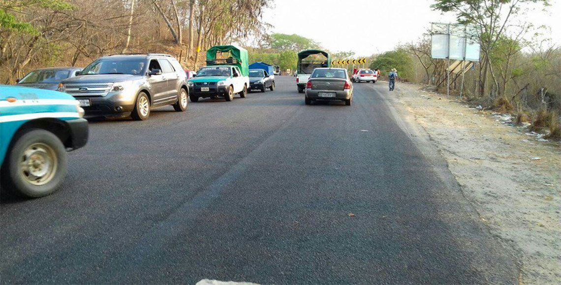 Maestros de la CNTE paralizan Oaxaca - bloqueo2