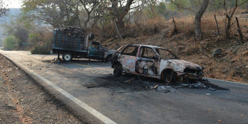 Bloquean carreteras y queman vehículos en Tierra Caliente - bloqueos-tierra-caliente