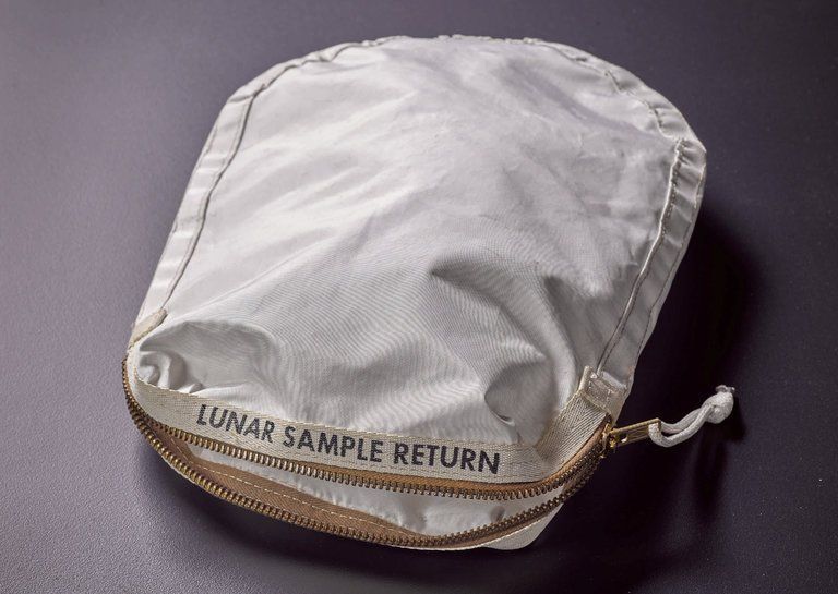 Subastarán bolsa con polvo lunar recolectado por Neil Armstrong - bolsa-polvo-lunar