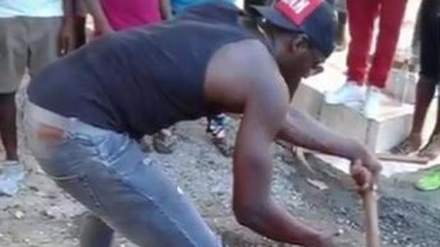 #Video Usain Bolt cava la tumba de un amigo en Jamaica