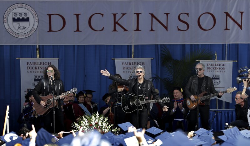 Bon Jovi aparece en una ceremonia de graduación