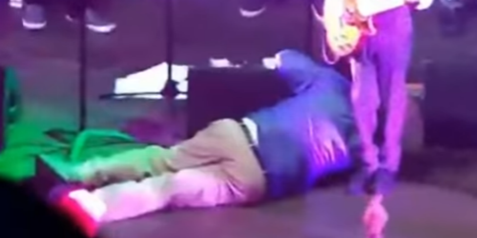 #Video Guitarrista de rock muere en el escenario