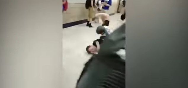 #Video Joven hace frente a su bully y lo noquea #Video Joven hace frente a su bully y lo noquea