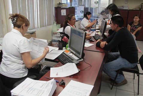 Burócratas recibirán aumento salarial de 5.7 por ciento