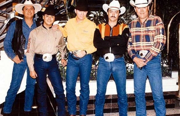 #Video Padre de Miley Cyrus canta con Caballo Dorado - caballo_dorado-620x400