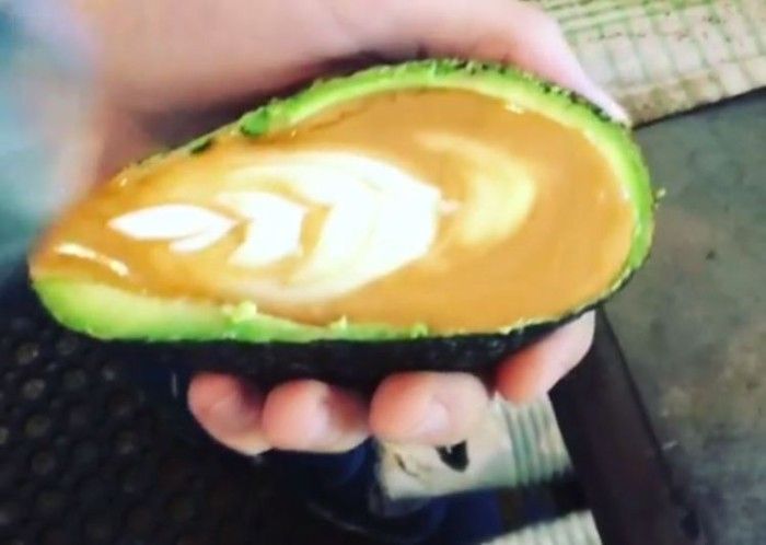 El café servido en un aguacate