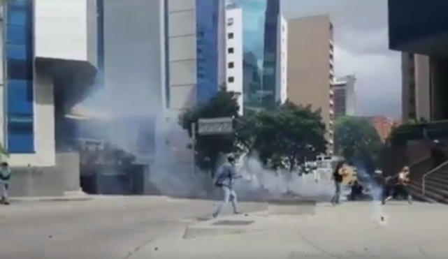 #Video Bomba lacrimógena golpea a camarógrafo en Venezuela