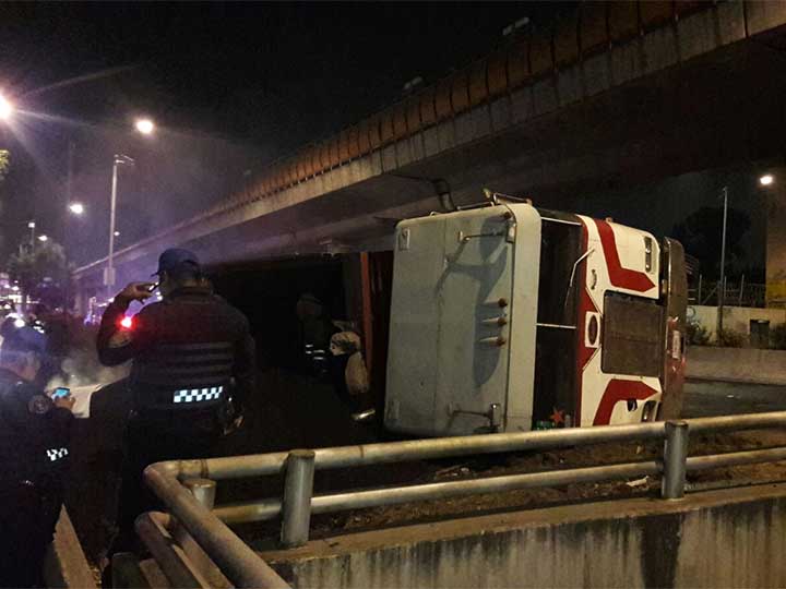 Vuelca camión de volteo en Avenida Oceanía