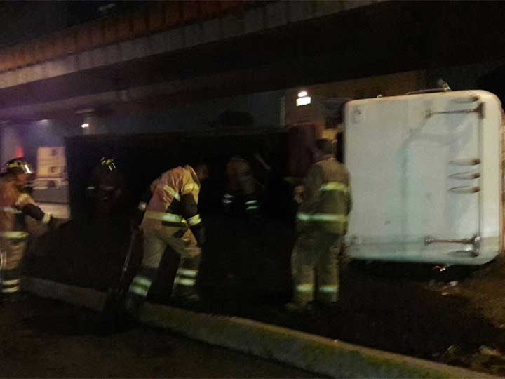 Vuelca camión de volteo en Avenida Oceanía - camion-oceania-2