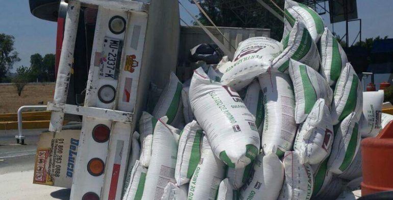 Vuelca camión de carga en caseta de la Morelia-Guadalajara