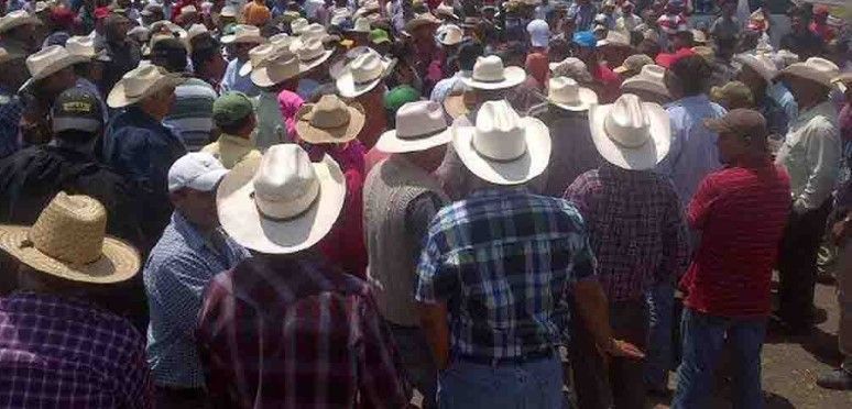 Cientos de campesinos secuestran a juez y a seis funcionarios en Chiapas