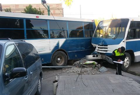 Choque de camiones deja 15 lesionados en Durango