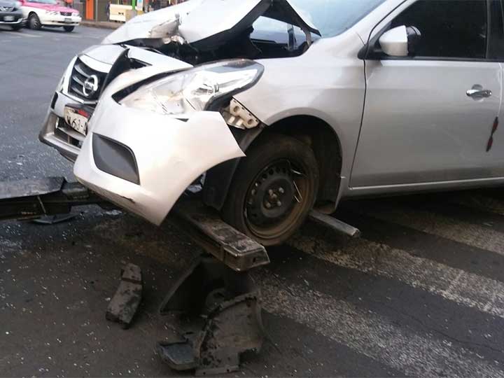 Choque deja dos lesionados en la colonia Obrera - choque-colonia-obrera2