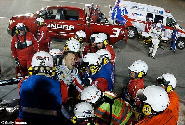 #Video Aparatoso choque en una carrera de Nascar - choque-nascar-kansas-city-3