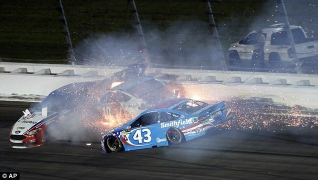 #Video Aparatoso choque en una carrera de Nascar - choque-nascar-kansas-city-5