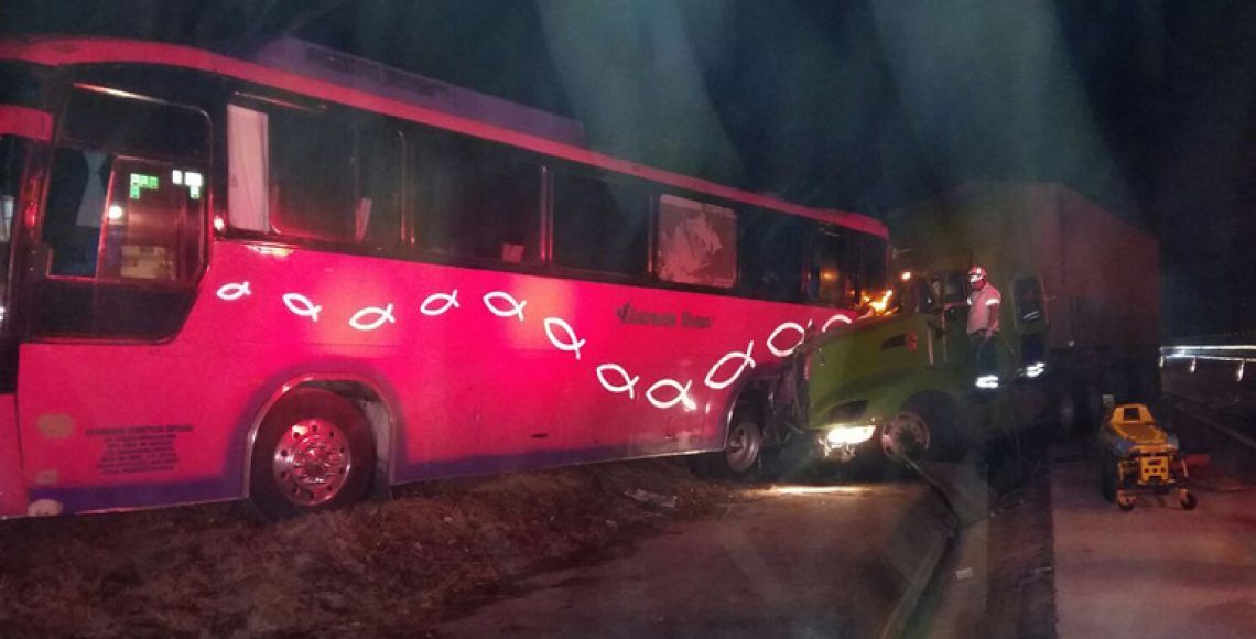 Choque en la Autopista del Sol deja seis heridos - choquetrailerautobus-1140x580