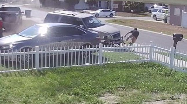 #Video Joven se salva tras ser golpeado por camioneta