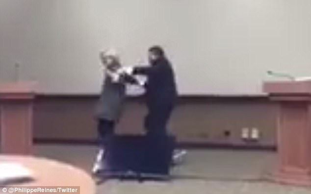 #Video Hillary Clinton practica cómo evitar abrazo de Donald Trump