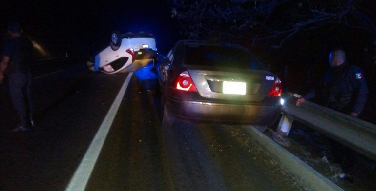Atacan gasolineras y roban auto de marino en Guerrero