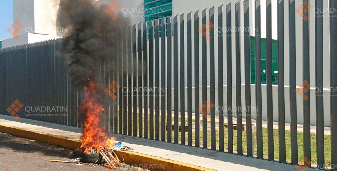 Bloquean y queman llantas frente al Congreso de Oaxaca - congreso-oaxaca-normalistas-2