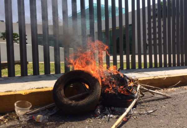 Bloquean y queman llantas frente al Congreso de Oaxaca