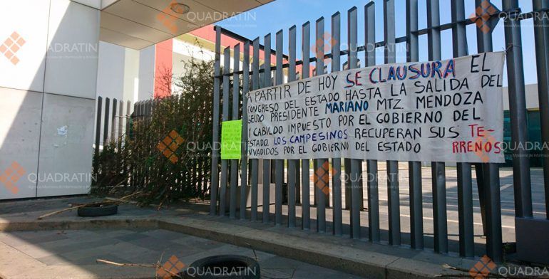 Bloquean y queman llantas frente al Congreso de Oaxaca - congreso-oaxaca-normalistas