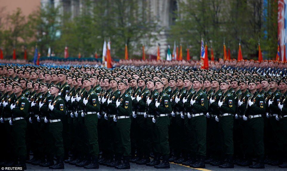 Marchan 10 mil soldados en Rusia para conmemorar victoria sobre los nazis - desfile-rusia-10