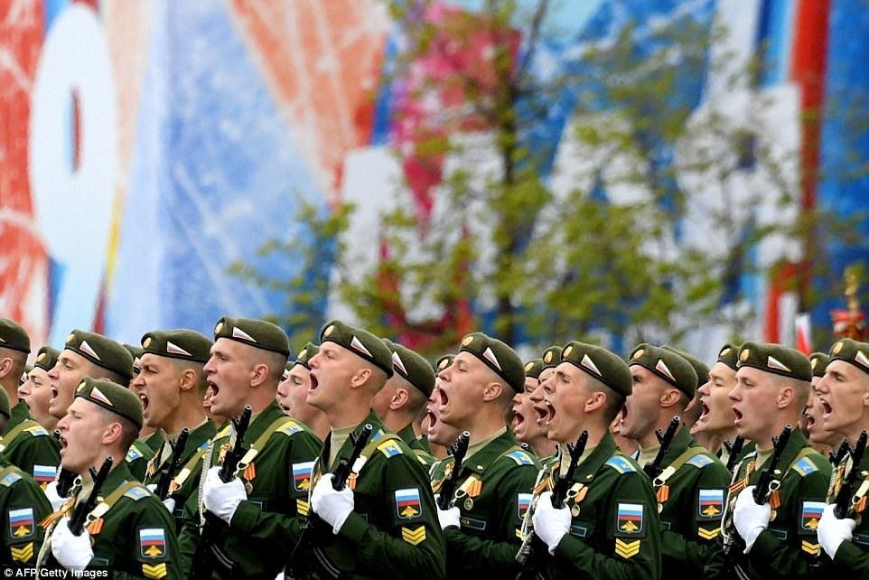 Marchan 10 mil soldados en Rusia para conmemorar victoria sobre los nazis - desfile-rusia-19