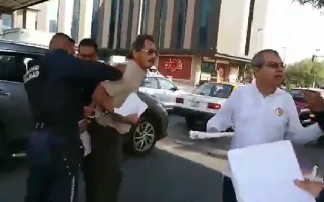 Detienen a líder magisterial durante manifestación en Monterrey