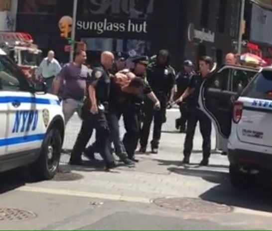 Accidente en Times Square deja un muerto y 23 heridos - detenido-1