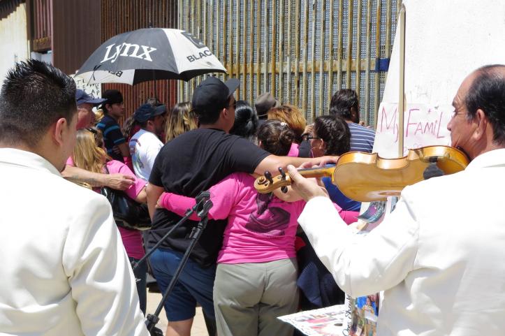 Festejarán a madres deportadas frente al muro fronterizo en Tijuana - dia-de-las-madres-tijuana