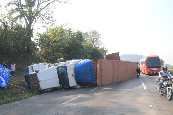 Realizan petición para prohibir la circulación de los doble remolque - doble-remolque