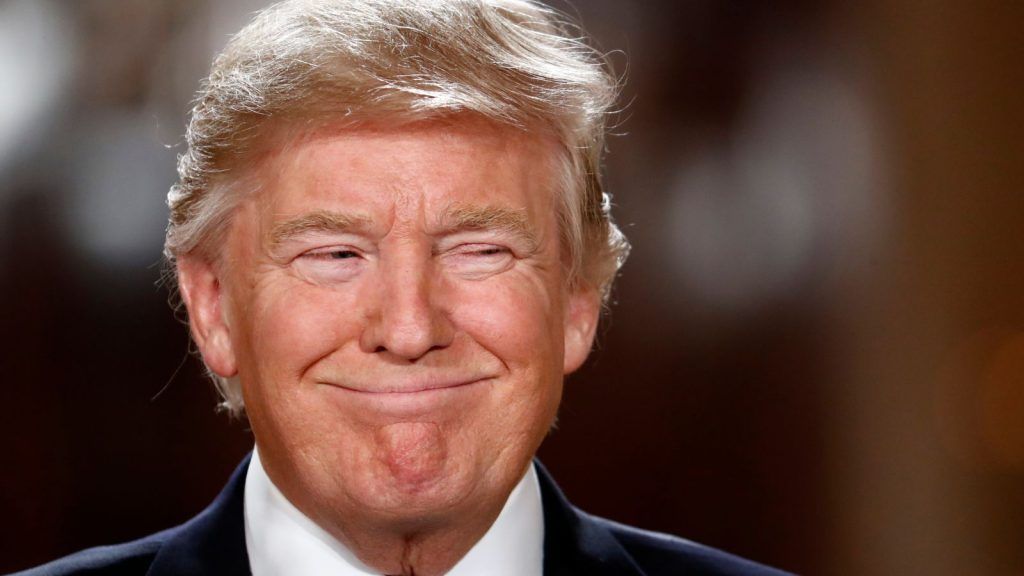 Donald Trump impedirá que migrantes reciban asistencia social - donald-trump-feliz-1024x576