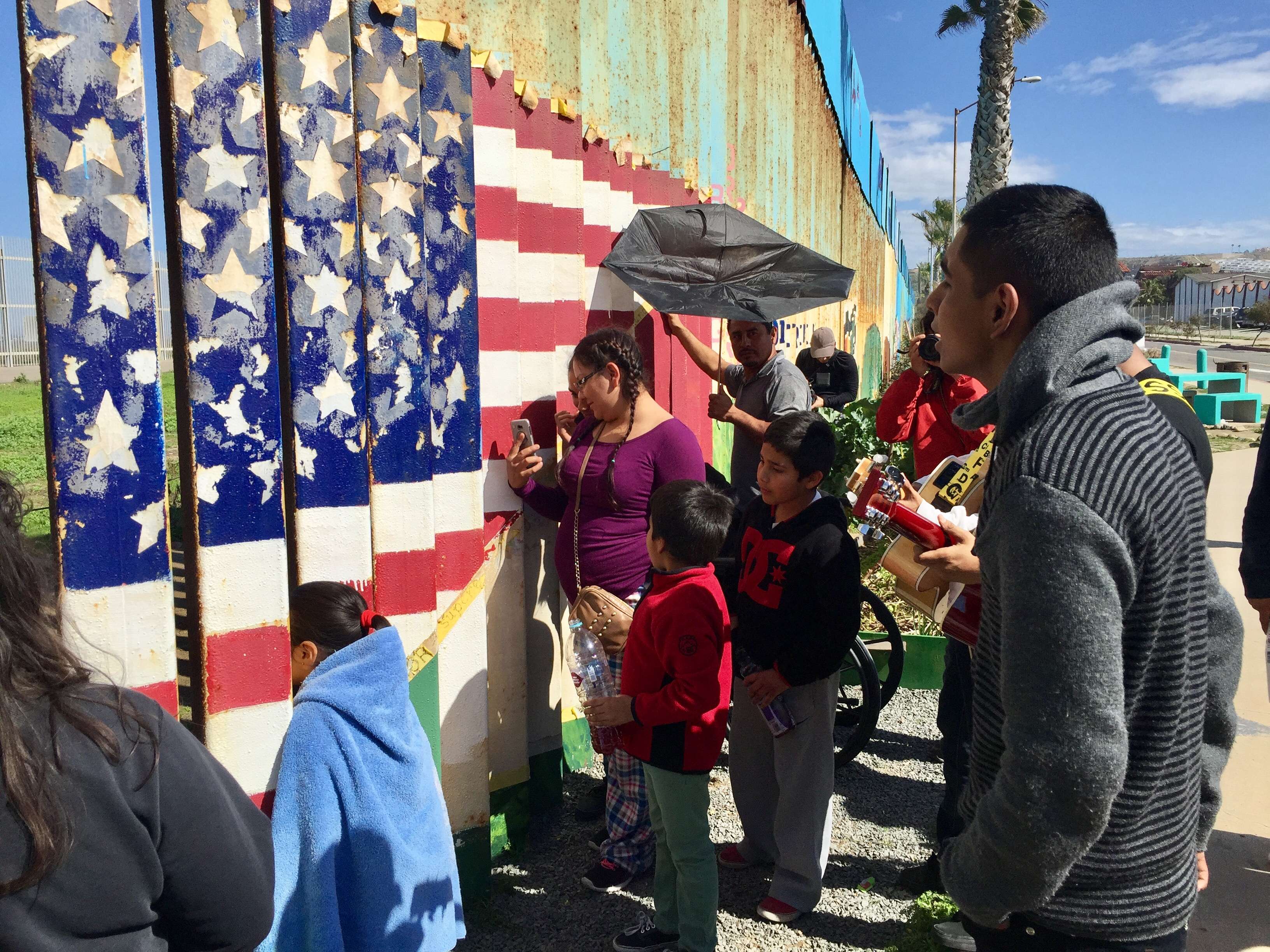 Festejarán a madres deportadas frente al muro fronterizo en Tijuana