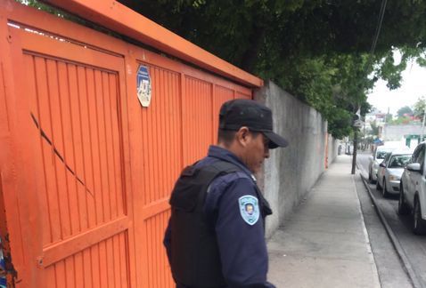 Alumna acuchilla a maestro de secundaria