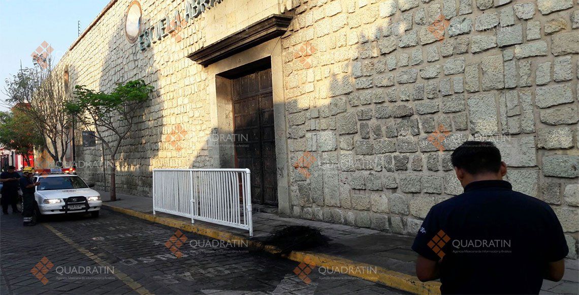 Queman llantas en puerta de primaria en Oaxaca - escuela1