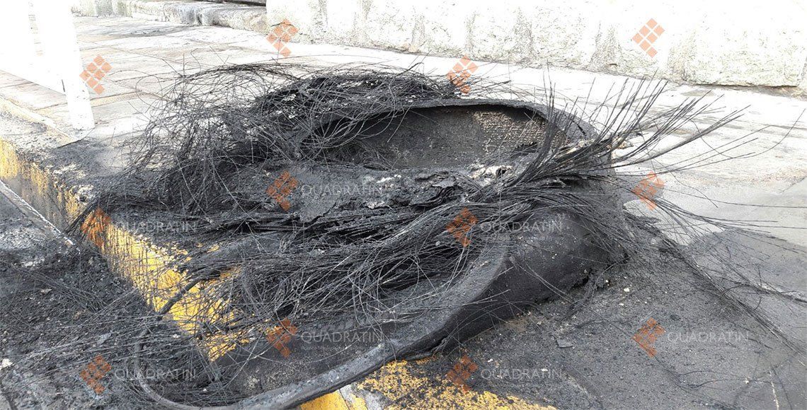 Queman llantas en puerta de primaria en Oaxaca - escuela2