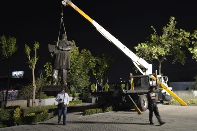 Retiran estatua de Benito Juárez en Naucalpan por falta de pago Retiran estatua de Benito Juárez en Naucalpan por falta de pago