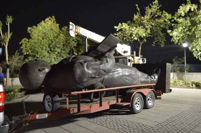 Retiran estatua de Benito Juárez en Naucalpan por falta de pago - estatua-naucalpan